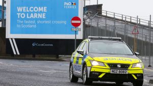 Polisnärvaron har ökat efter att hamnarbetare i hamnarna Larne (på bilden) och Belfast utsatts för hot. Polisen i Nordirland har utökat sin närvaro vid hamnen i Larne efter att hamnarbetare hotats.