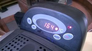 OBH Nordican tarkkaa lämmönsäätöä kehuttiin. OBH Nordican friteerauskeitin ja sen näyttö