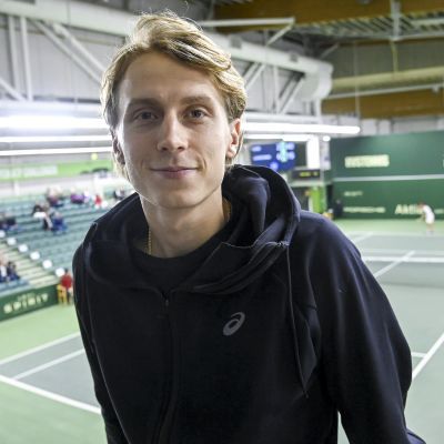 Tennisammattilainen Emil Ruusuvuori tenniksen miesten ATP-haastajaturnauksessa Talin tennishallissa Helsingissä 17. marraskuuta 2021.