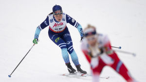 Krista Pärmäkoski åker bakom Therese Johaug.