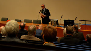 Fusionskoordinator Olavi Kaleva. Olavi Kaleva talar på mötet om planerna för en fusion mellan Vasa och Korsholm.