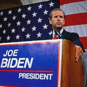 Dåtida senator Biden meddelade om sin kandidatur i demokraternas primärval 1988 vid ett evenemang i Wilmington, Delaware året innan. Joe Biden, fotogradferad 1987 när han meddelade att han kandiderar i demokraternas primärval.