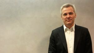 SFP:s riksdagsledamot Anders Adlercreutz ser att partiet borde våga testa olika lösningar i olika delar av svenskfinland. SFP-politikern Anders Adlercreutz