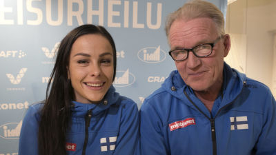 Maria Huntington och Matti Liimatainen svarar på frågor under ett pressinfo.