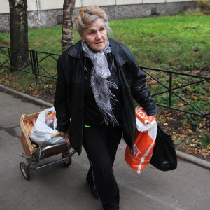Det är fart över Galina Jakovleva då hon drar fram för att lasta sin skåpbil. En äldre dam bär på matkassar