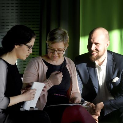 Bild på De grönas Touko Aalto, Emma Kari och Krista Mikkonen.