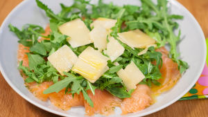 Riskgrupper ska akta sig för bland annat gravad lax och vissa ostar. Carpaccio av gravad lax