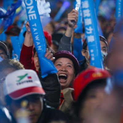 Anhängare till Taiwans styrande Kuomintangparti hejar på ledaren Eric Chu.