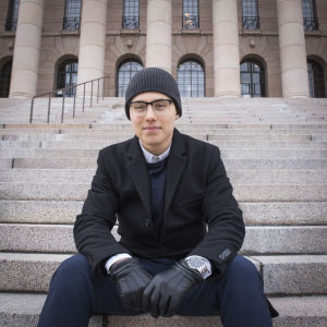 Då Tom Efrati kom till Finland år 2007 kunde han knappt någon finska alls. Ett grepp om den finländska politiken har han fått via skolan och medierna. Tom Efrati on Israelista lapsena Suomeen muuttanut Myyntimaation toimitusjohtaja.
