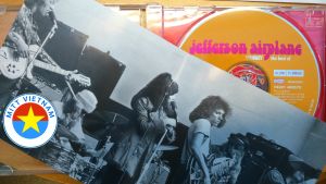 Jorma borde spela gitarr här. I skivkonvolutet är Jefferson Airplane evigt unga