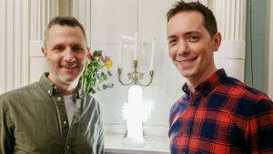 Brittiska Mark Huckerby och Nick Ostler poserar här i Gamla rådhuset i Helsingfors intill en lysande hattifnatt. Manusförfattarna Mark Huckerby och Nick Ostler.