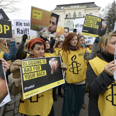 Amnesty demonstrerar mot Raif Badawis piskstraff
