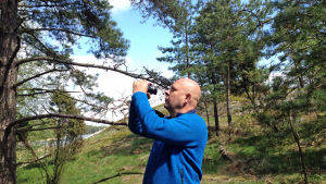 Risto Ihatsu inspekterar Byön. Ett stycke bort har skogen redan dött. Risto Ihatsu