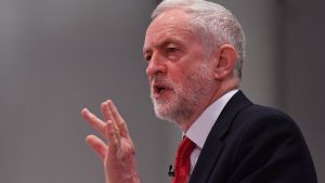 Labourledaren Jeremy Corbyn varnar regeringen för att inleda ett nytt "kallt krig" med Ryssland , trots kritik från en del partivänner Labourpartiets ledare Jeremy Corbyn