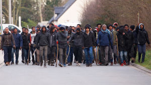 Arga migranter drabbade samman medan de köade för att få mat. Arga migranter drabbade samman medan de köade för att få mat.