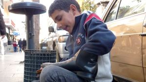 Walid putsar skor på Beiruts gator. Han har flytt till Libanon från Daraa i Syrien. Walid putsar skor på Beiruts gator. Han har flytt till Libanon från Daraa i Syrien.