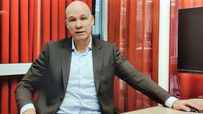 En man i kostym.