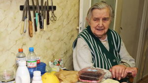 Nina Saveljova vill inte be staten om något. Därför är hon glad över den hjälp hon får av Galina Jakovleva En äldre dam sitter vid sitt köksbord och tittar på de livsmedel hon har fått ta emot