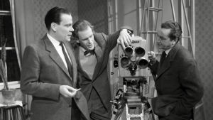 Carl Mesterton (i mitten) i samband med en annan dramainspelning på Rundradion i december 1959. Till vänster Erik Gustafsson och till höger Henake Schubak. Carl Mesterton i mitten.