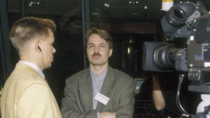 Pekka Haavisto, här år 1995, gav många intervjuer på 1990-talet och såg i Peter Nyman en bra programledare. pekka Haavisto intervjuas 1995.