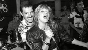Fox och Freddie Mercury på hans privata födelsedagsfest 11.7.1986. Samantha Fox och Freddie Mercury sjunger tillsammans på Mercyrus privata födelsedagsfest
