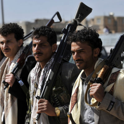 Houthirebeller drabbade samman med regeringsstyrkor i Jemens huvudstad Sanaa 19.1.2015