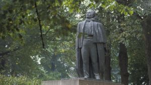 Eino Leino står staty i Esplanadparken i Helsingfors. Eino Leinos staty i Esplanadparken i Helsingfors