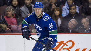 Jussi Jokinen säger sig ha tackat nej på grund av familjeskäl. Jussi Jokinen i Vancouvers tröja