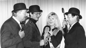 Hamilton-Jones (Kauko Helovirta), Lamm (Pekka Autiovuori), Mildred (Aila Svedberg) ja Sir Henry (Yrjö Järvinen) vuonna 1979 kuvattuna.