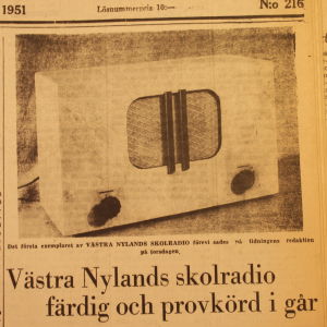 Den specialbyggda radion kom från Lojo. Ett gammalt tidningsurklipp.