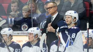 Paul Maurice känner att pressen på spelarna och klubben ökar. Paul Maurice står bakom Winnipegs bänk.