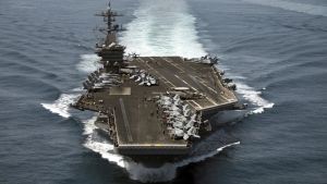 Alla Finlands 62 Hornetplan skulle rymmas ombord på USS Theodore Roosevelt utan problem. I nödfall kan hangarfartyget ta ombord 130 jaktplan av typ F/A-18 Hornet, men antalet är vanligen drygt 60. Det amerikanska hangarfartyget USS Theodore Roosevelt till sjöss.