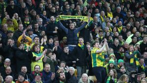 Norwich hemmastadion Carrow Road tar 27 000 åskådare. Det är mer eller mindre alltid fullsatt då laget spelar. En supporter håller upp en halsduk då Norwich City spelar.