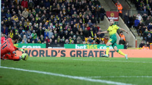Pukki hade två heta frilägen i första halvlek. Rui Patricio räddar Teemu Pukkis friläge.