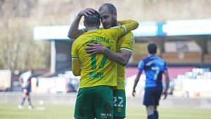 Teemu Pukki tackar Emiliano Buendia för den målgivande passningen. Teemu Pukki kramar om Emiliano Buendia.