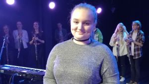 Andrea Degerlund vann första pris i Talent 2017 som ungdomsfullmäktige ordnade. En ung kvinna ler och är glad då hon vunnit talangtävlingen Talent 2017 i Karis. Hon heter Andrea Degerlund.