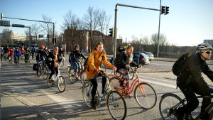 En cykeldemonstration på en gata i Böle.