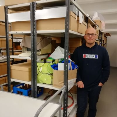Koripallomuseon kokoelmia varastossa, toiminnanjohtaja Jari Toivonen seisomassa käytävällä