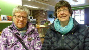Stina Högberg och Britta Nyström, grannar och vänner i med- och motgång. Stina Högberg och Birgitta Nyström i ett café.