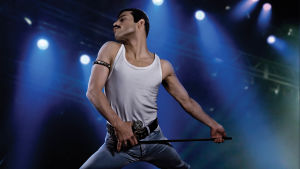 Näyttelijä Rami Malek poseeraa Freddie Mercuryn roolissa lavalla. Kuva elokuvasta Bohemian Rhapsody.