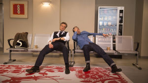 Trötta pappakandidater. Colin Firth och Patrick Dempsey gör sitt bästa för att charma både Bridget och publiken. Två trötta män på en sjukhusbänk i väntan på att förlossningen skall vara över