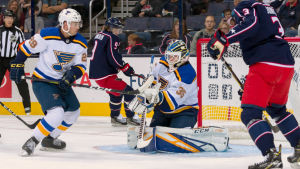 Ville Husso fick spela träningsmatcher med St. Louis under försäsongen. St. Louis målvakt Ville Husso räddar ett skott i matchen mot Columbus.