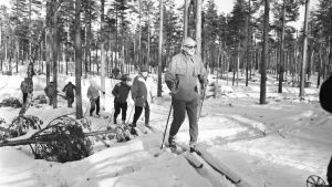  Presidentti Urho Kekkonen hiihtämässä lumituhoalueella Kiljavassa 19. helmikuuta 1959.