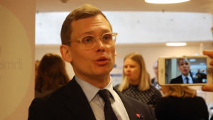 Antton Rönnholm (SDP) vill att EU för en aktivare gemensam social politik. Antton Rönnholm, socialdemokraternas partisekreterare