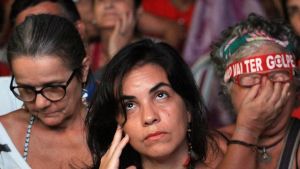 Tre anhängare till Rousseff reagerar på Rousseffs förlust i omröstningen i underhuset 17.4.2016 Tre anhängare till Rousseff reagerar på Rousseffs förlust i omröstningen i underhuset 17.4.2016