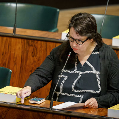 SDP:n kansanedustaja Johanna Ojala-Niemelä istumassa omalla paikallaan eduskunnan istuntosalissa.
