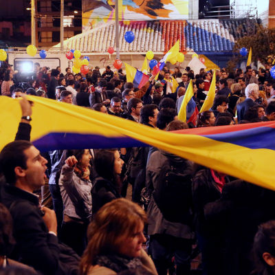 Människor firar fredsavtalet med Farc i Bogota.