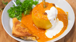 Samosa och fylld paprika Samosa och fylld paprika