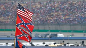 Sydstaternas flagga har ofta synts till på Nascar-tävlingar. Bild från 2015. USA:s och sydstaternas flagga på Nascar-tävling 2015.