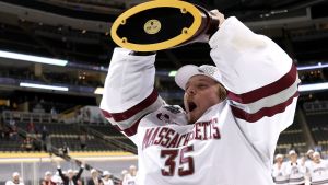 Filip Lindberg var omutlig i Frozen Four-finalen. Filip Lindberg lyfter NCAA-bucklan.